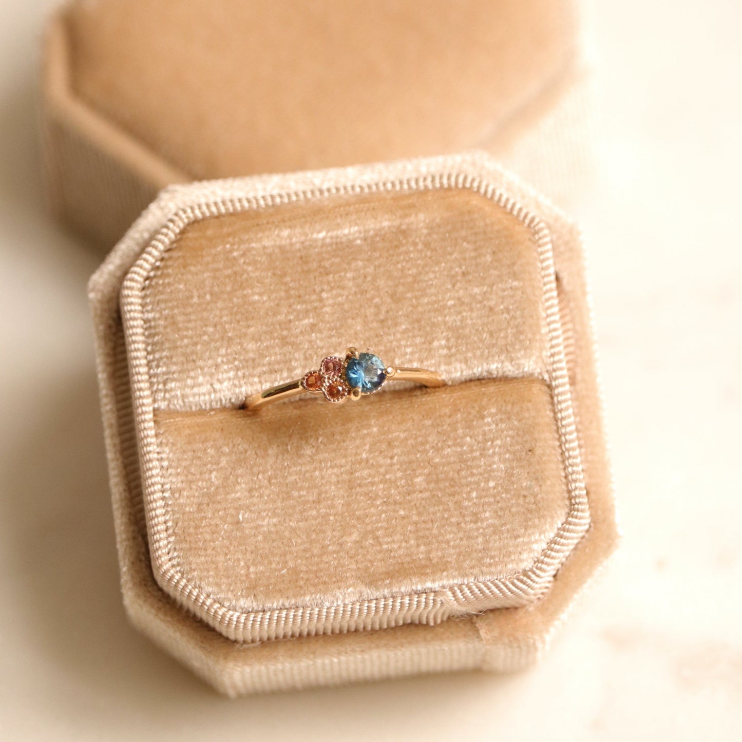 Bague saphir bleu 0,30 CT.