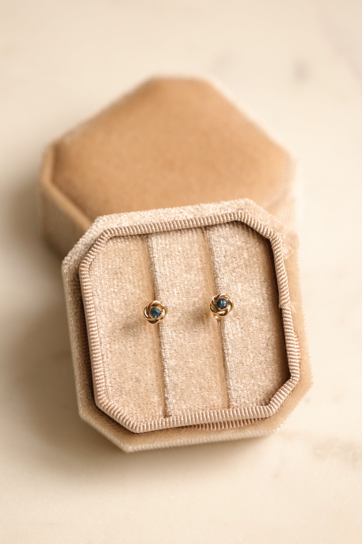 Boucles d’oreilles saphirs bleus et or 750