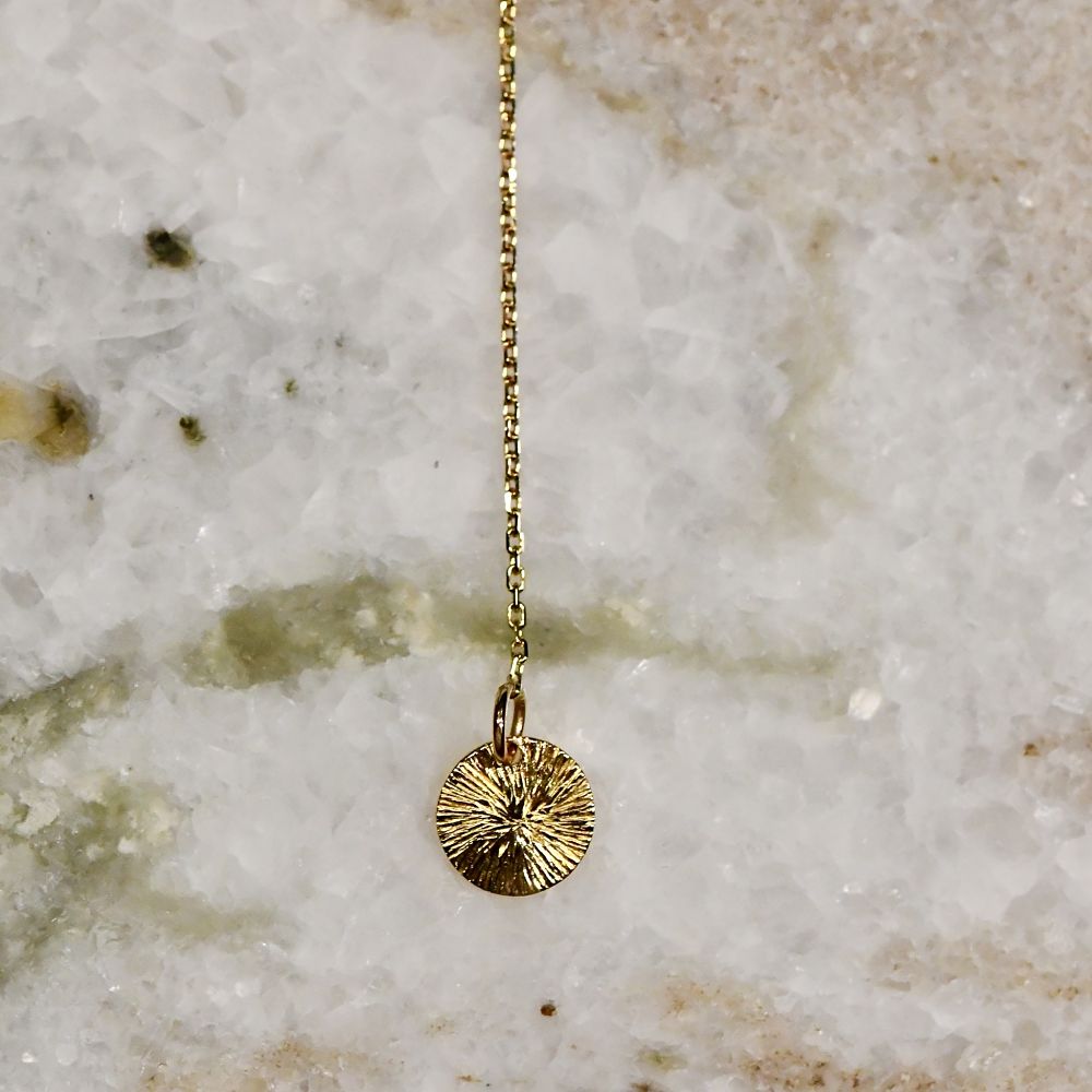 Médaillon gravé - Collier cravate or 18k