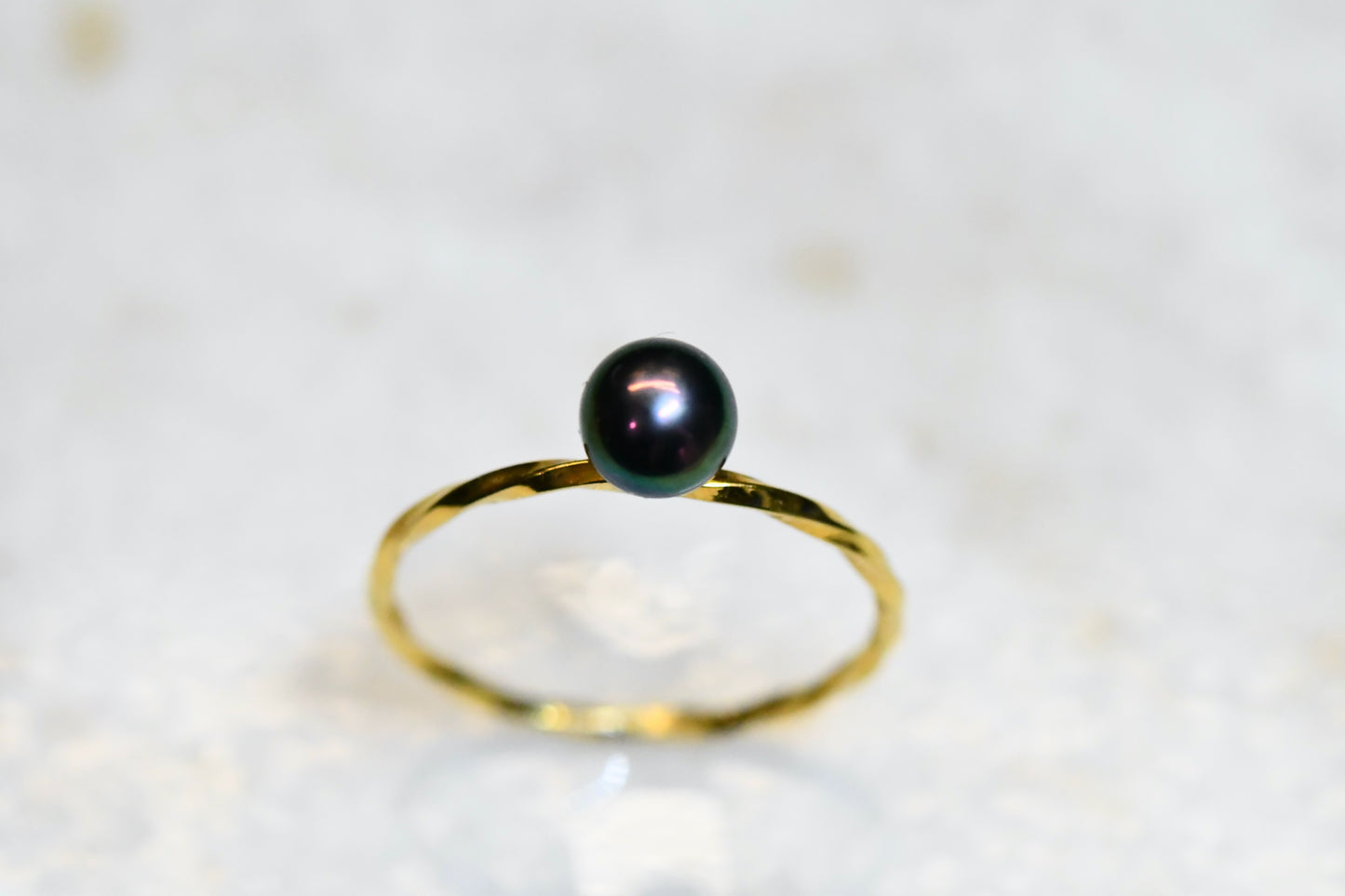 Bague torsadée et perle noir cuivré.
