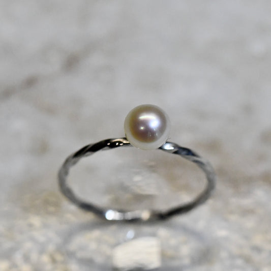 Bague torsadée et perle blanche .