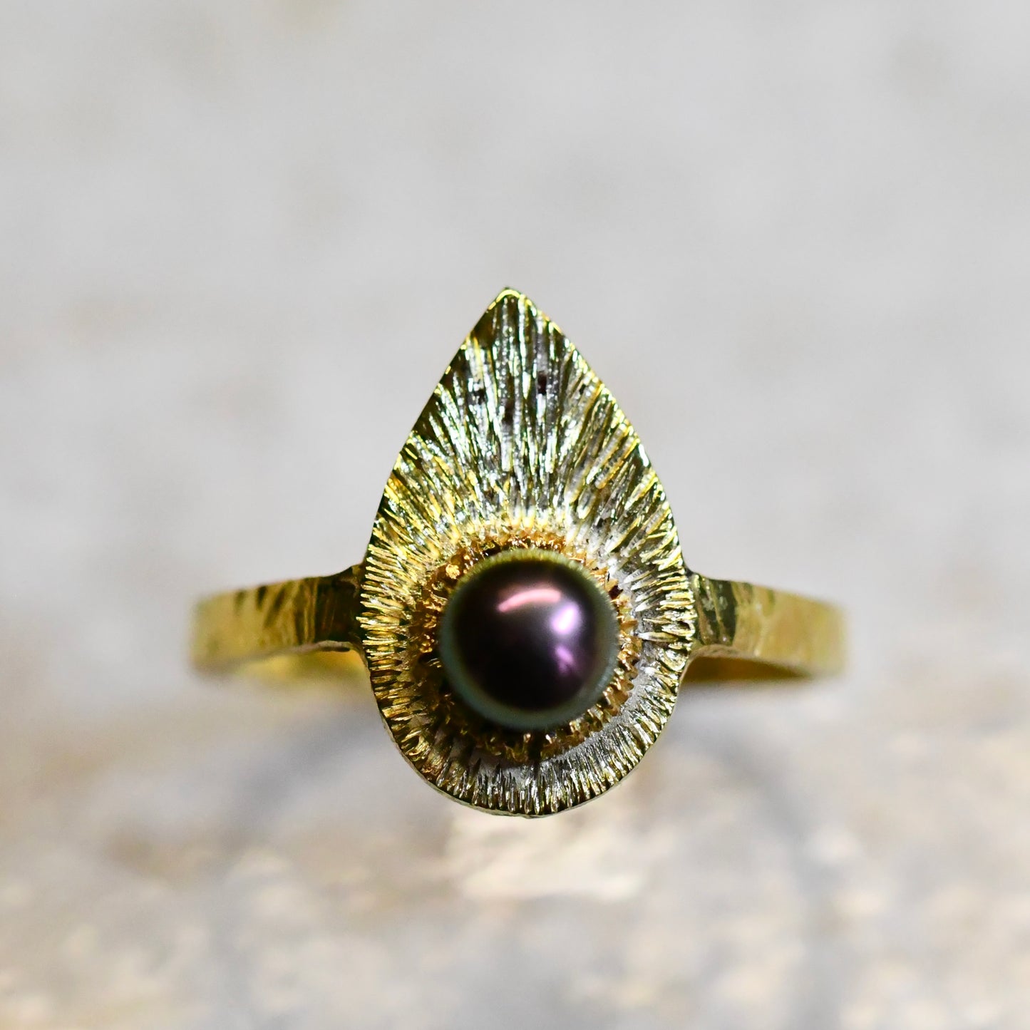 Bague poire et perle noir cuivré.