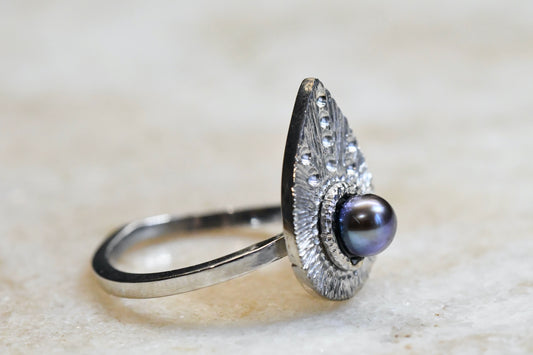 Bague poire et perle bleu glacé.