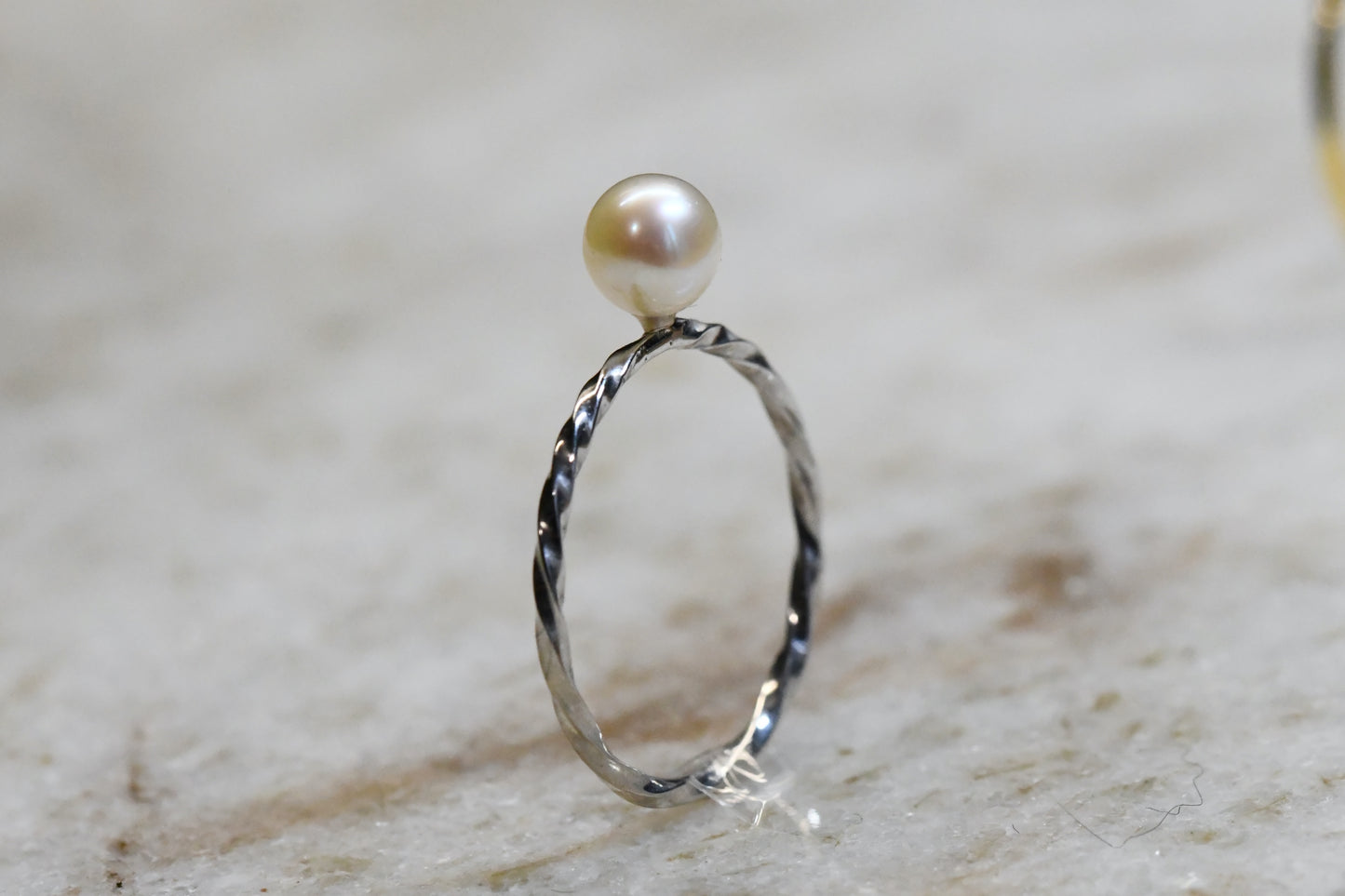 Bague torsadée et perle blanche .