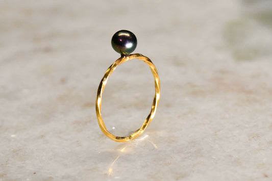 Bague torsadée et perle noir cuivré.