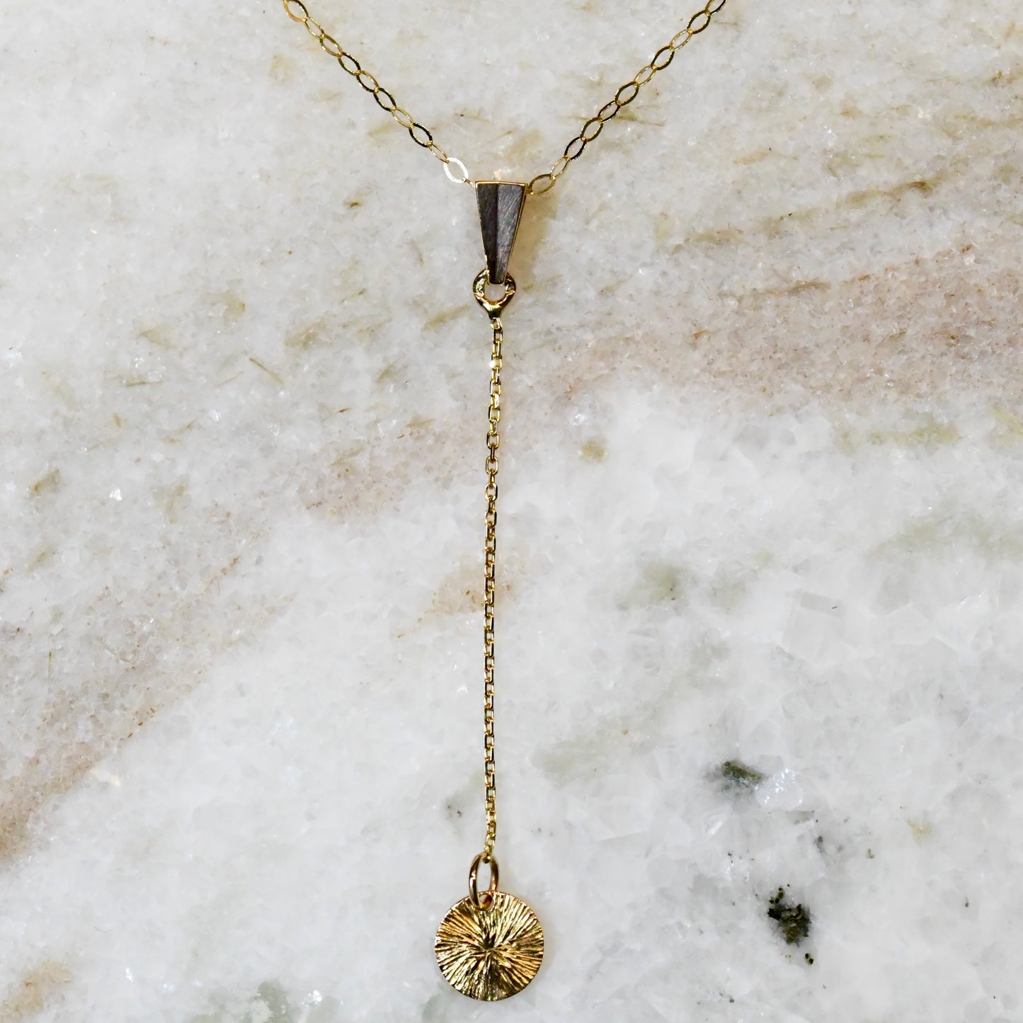 Médaillon gravé - Collier cravate or 18k