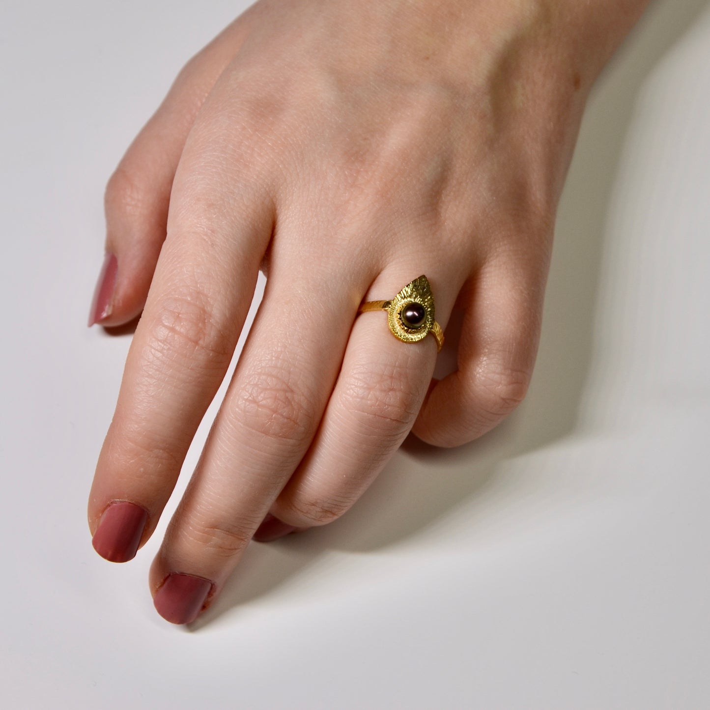 Bague poire et perle noir cuivré.