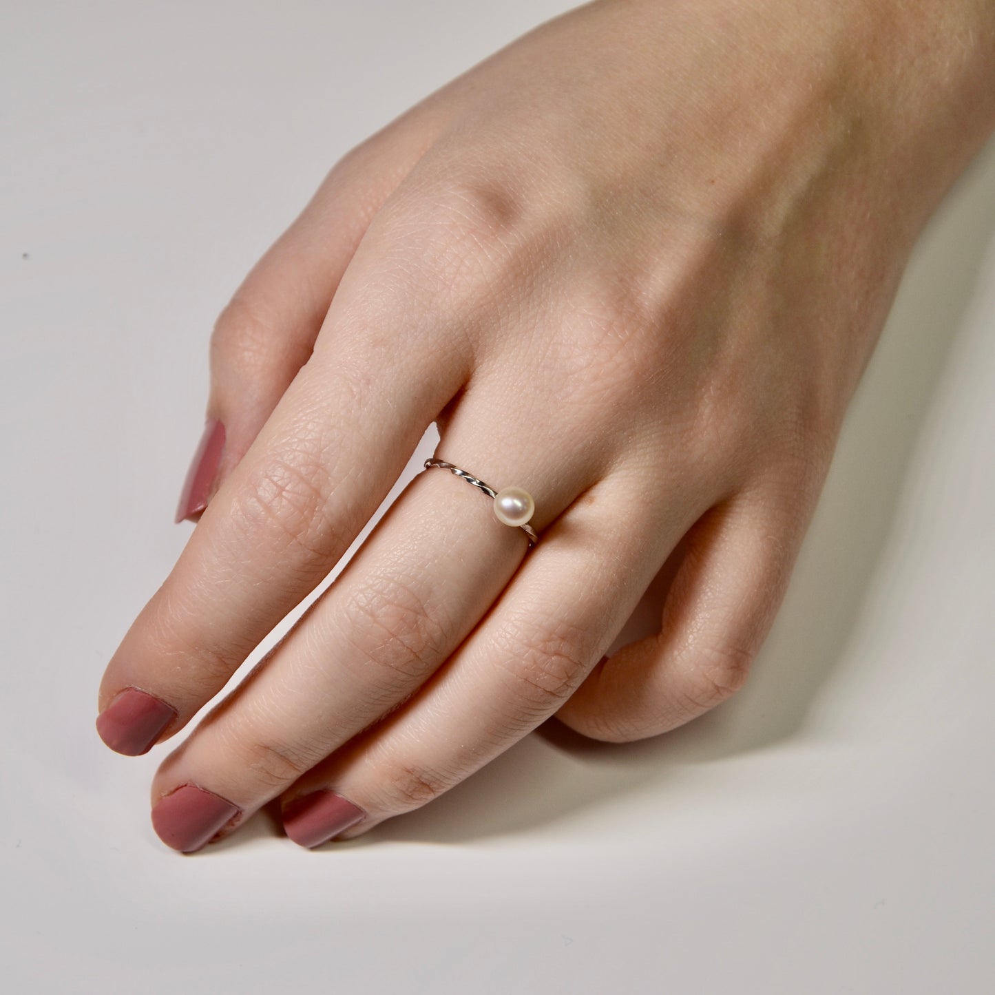 Bague torsadée et perle blanche .