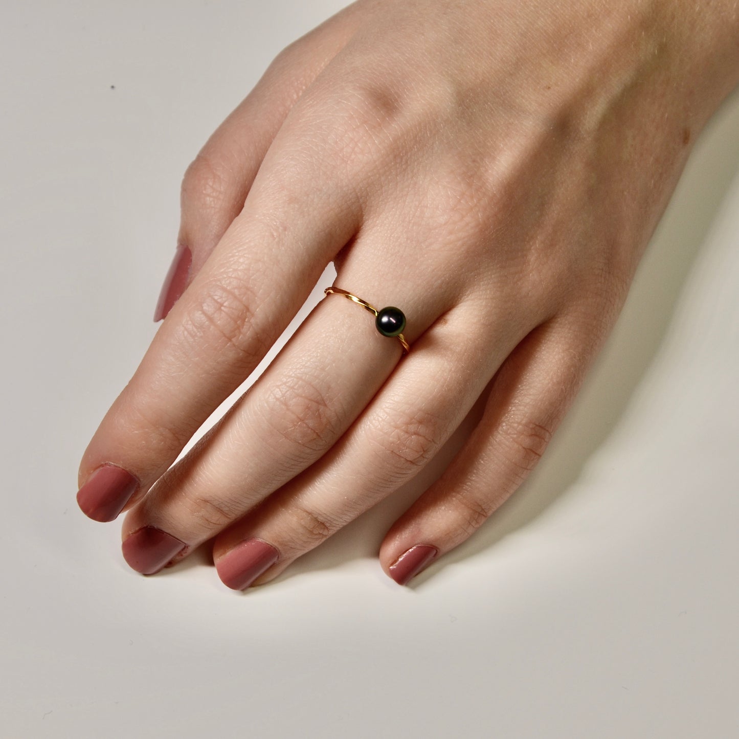 Bague torsadée et perle noir cuivré.