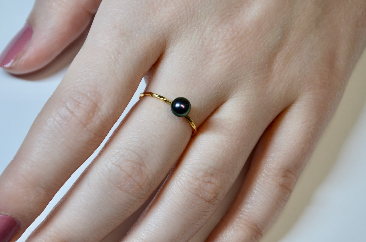 Bague torsadée et perle noir cuivré.