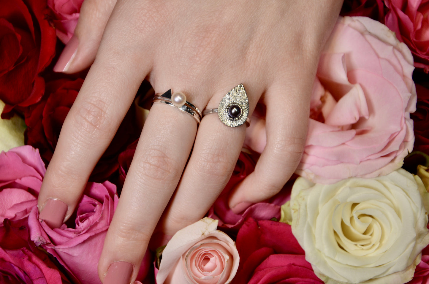 Bague torsadée et perle blanche .