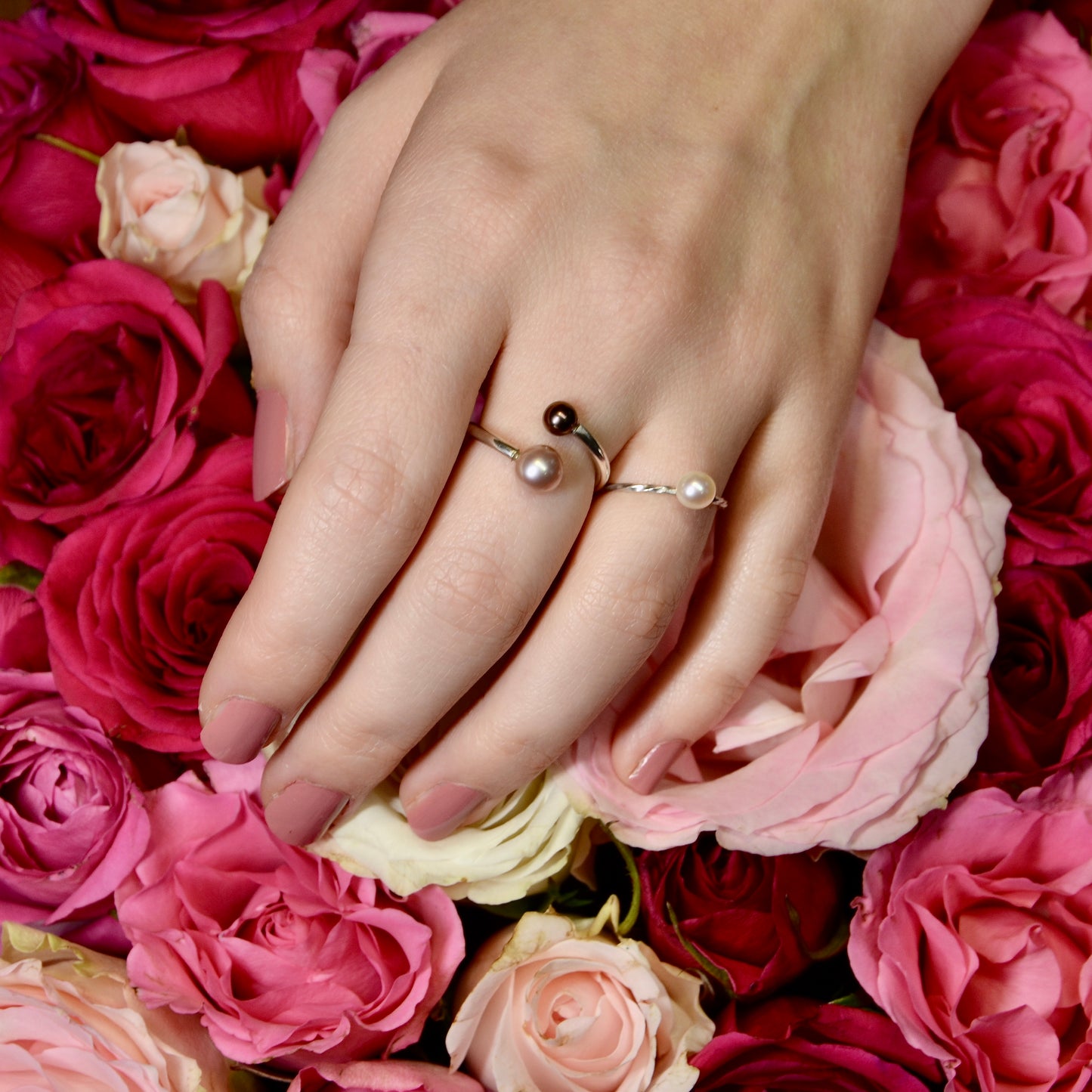 Bague torsadée et perle blanche .