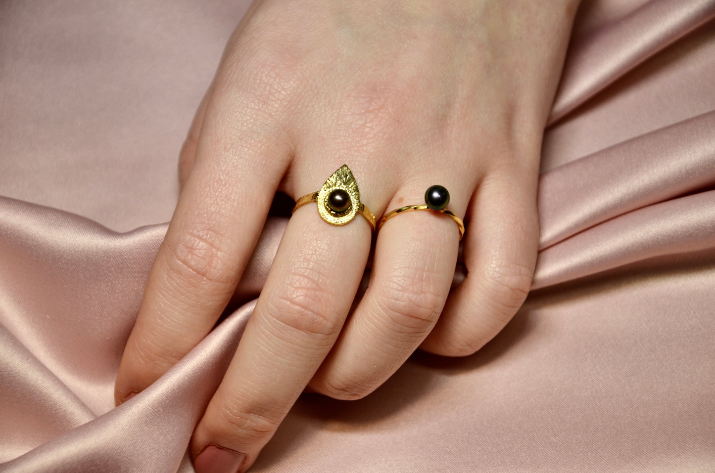 Bague poire et perle noir cuivré.