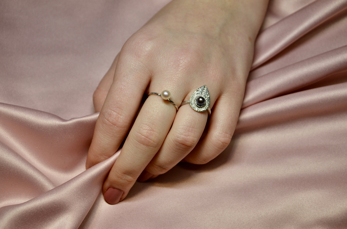 Bague torsadée et perle blanche .