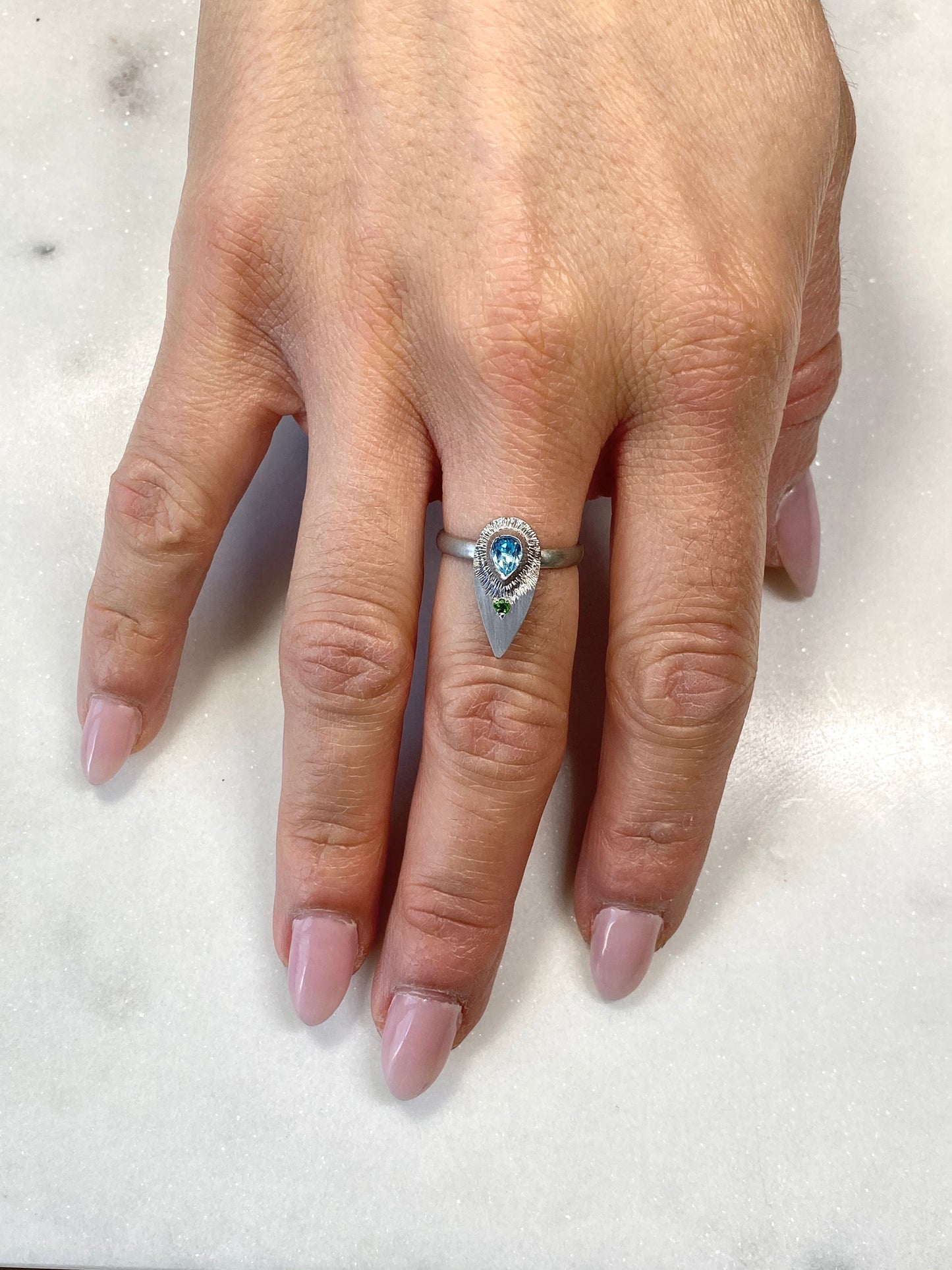 Bague gravée Topaze bleu.