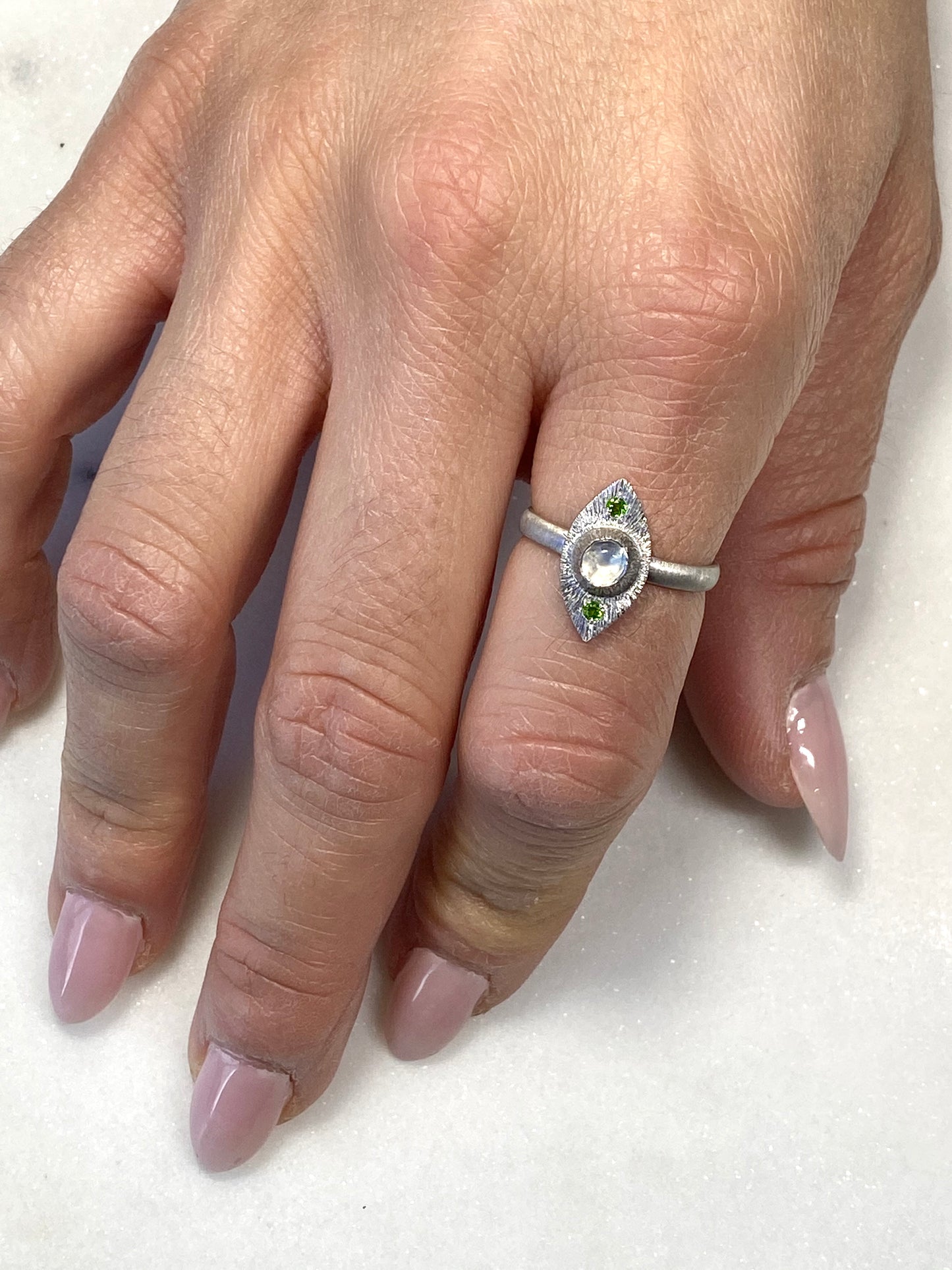 Bague gravée et pierre de lune.