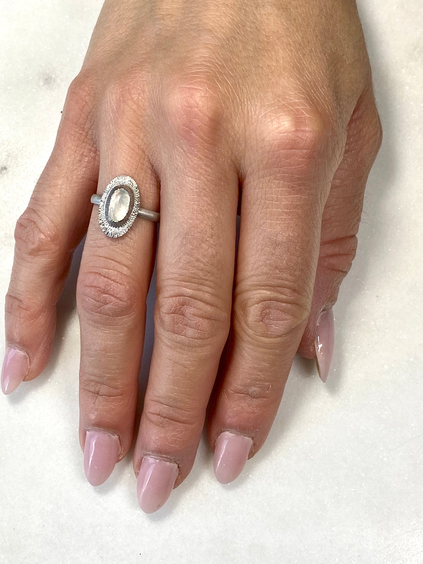 Bague gravée et pierre de lune.
