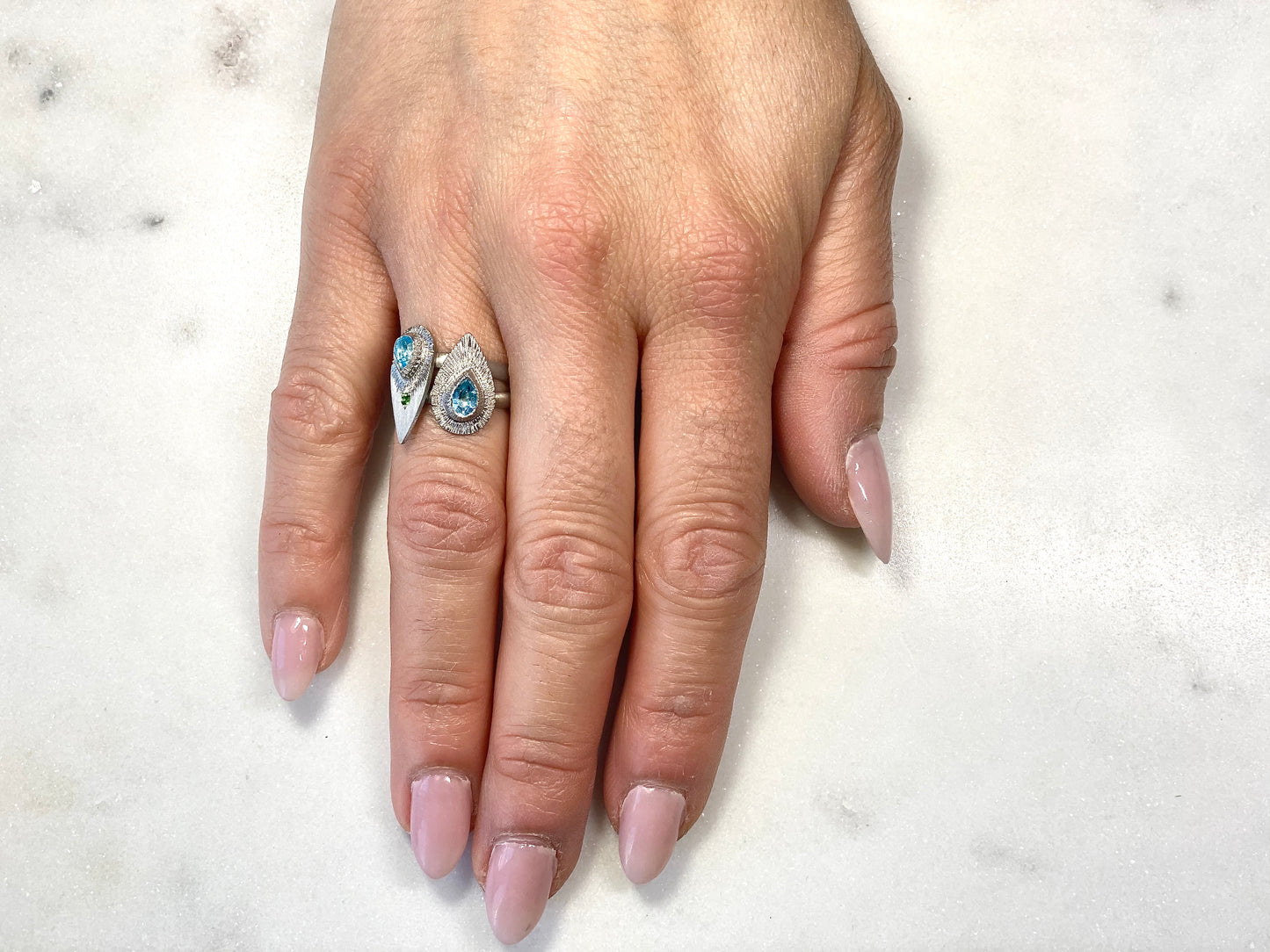 Bague gravée Topaze bleu.