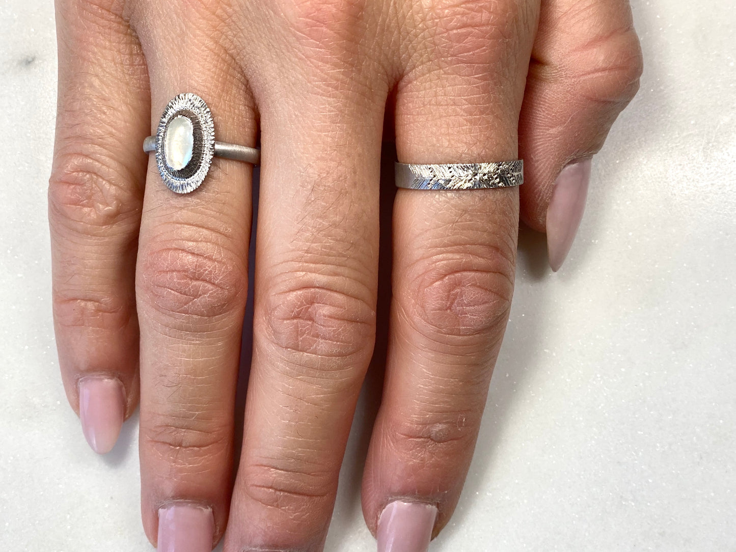 Bague gravée et pierre de lune.
