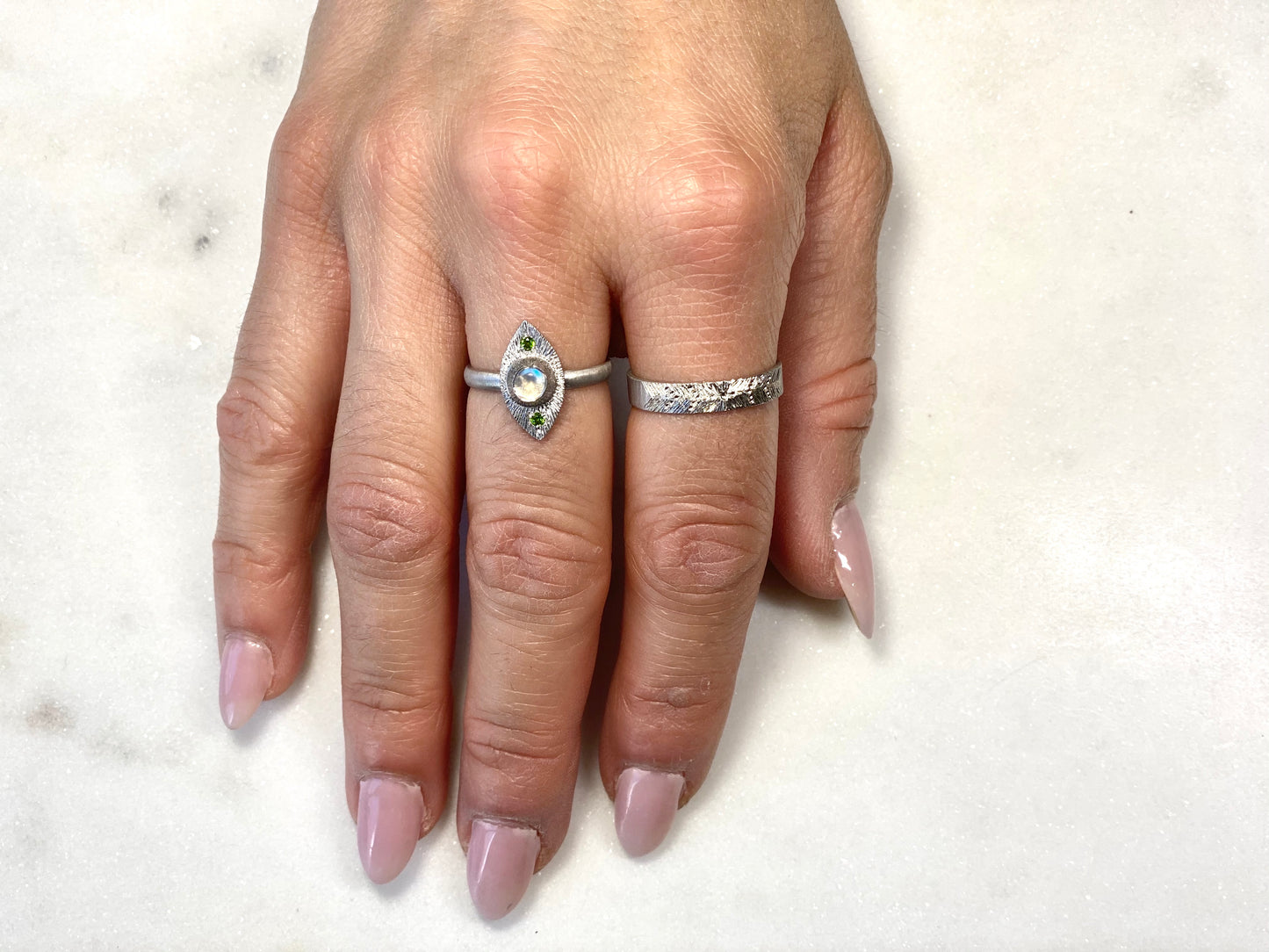 Bague gravée et pierre de lune.