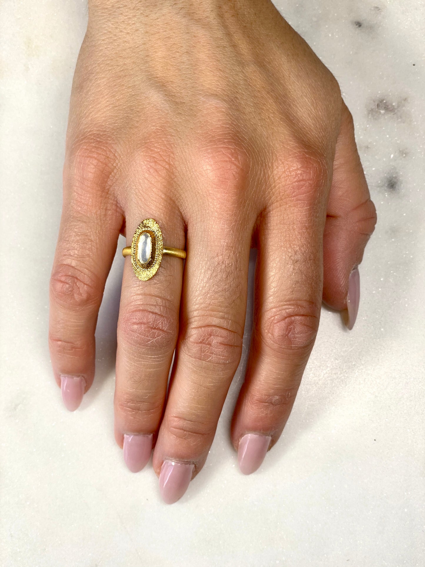 Bague gravée et Pierre de Lune.