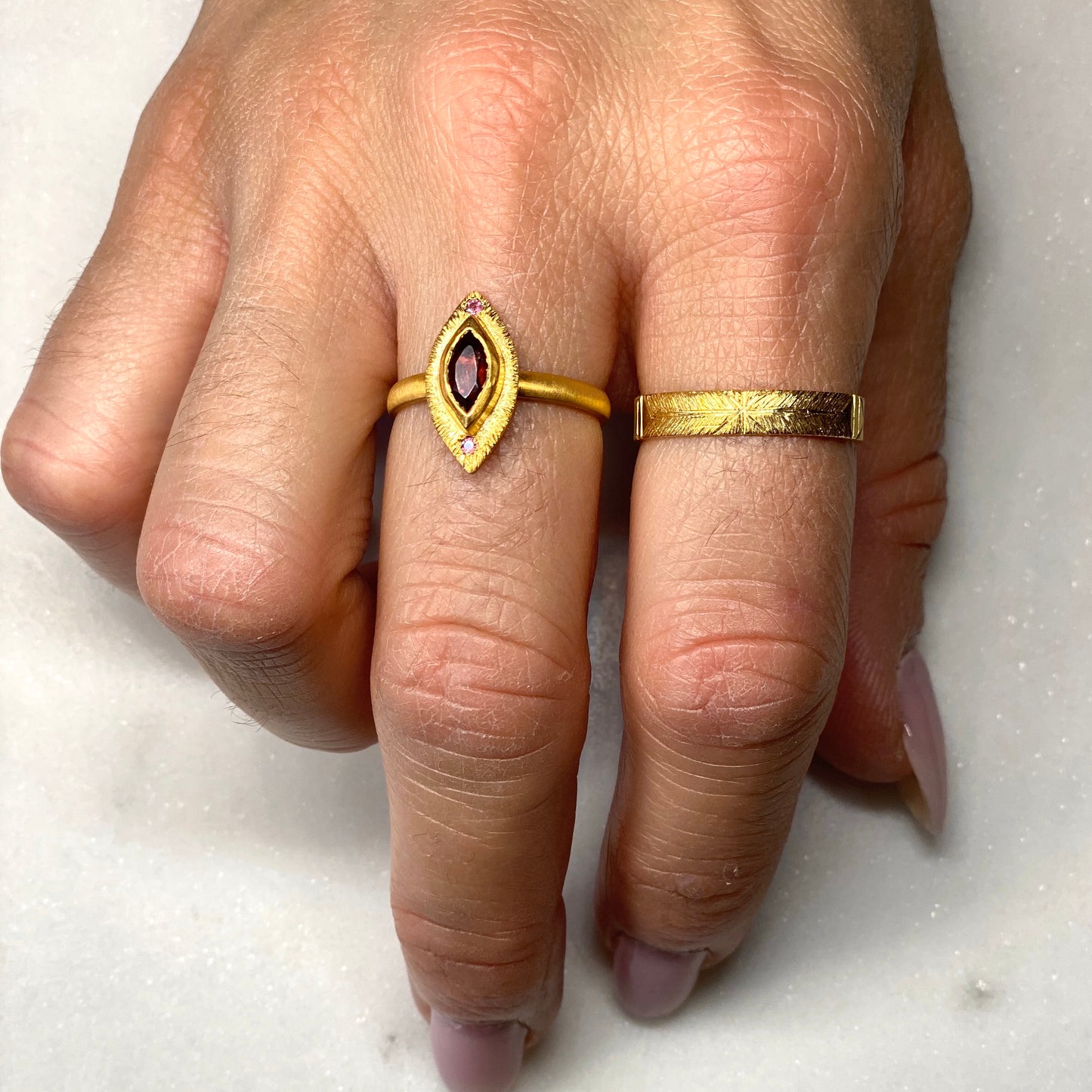 Bague gravée tourmaline rouge et grenat.