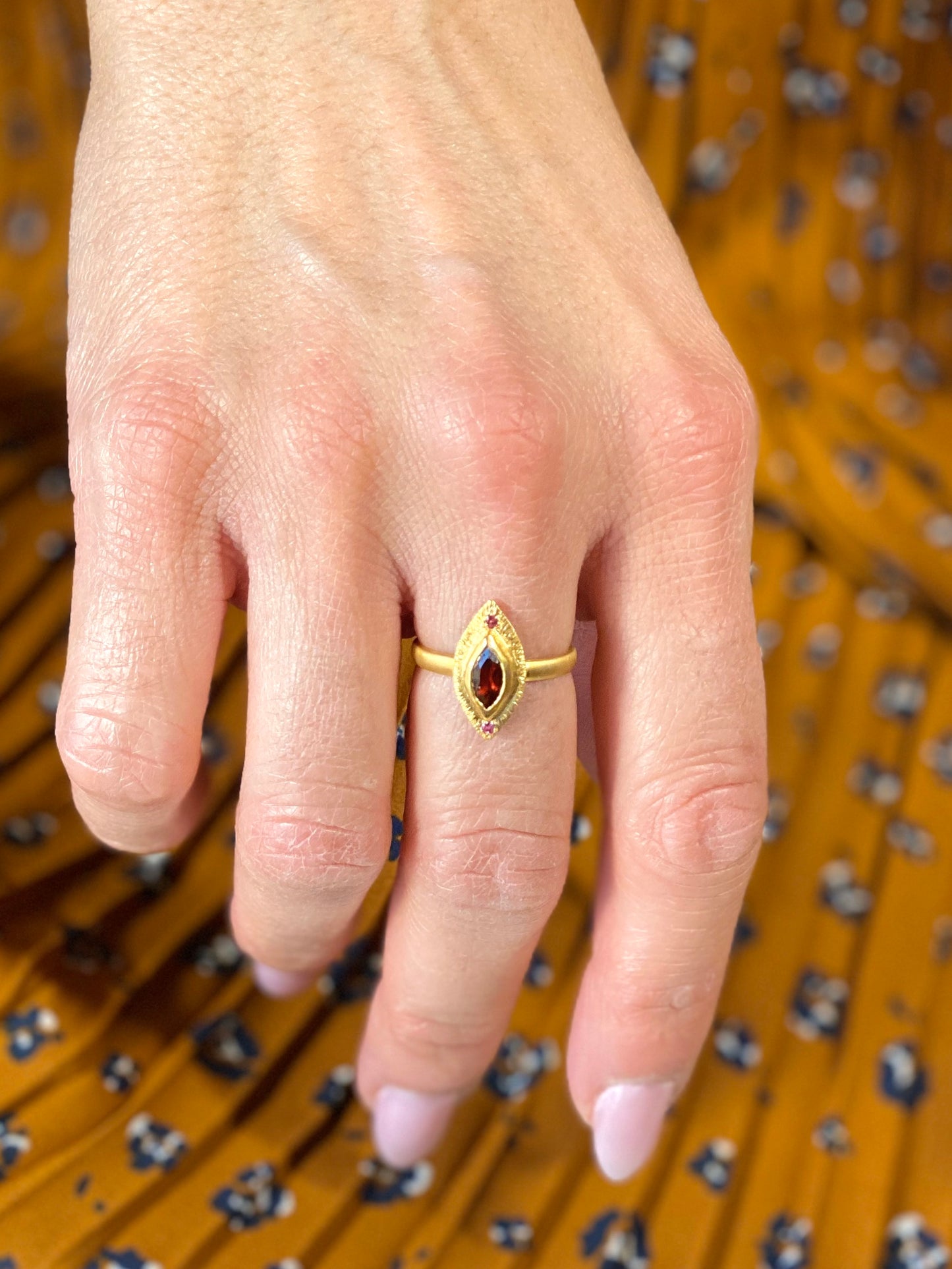 Bague gravée tourmaline rouge et grenat.