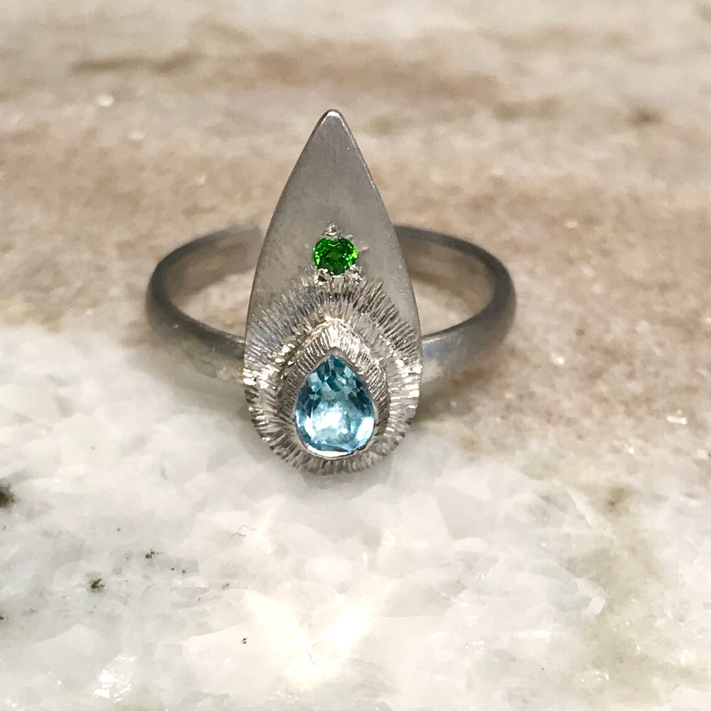 Bague gravée Topaze bleu.