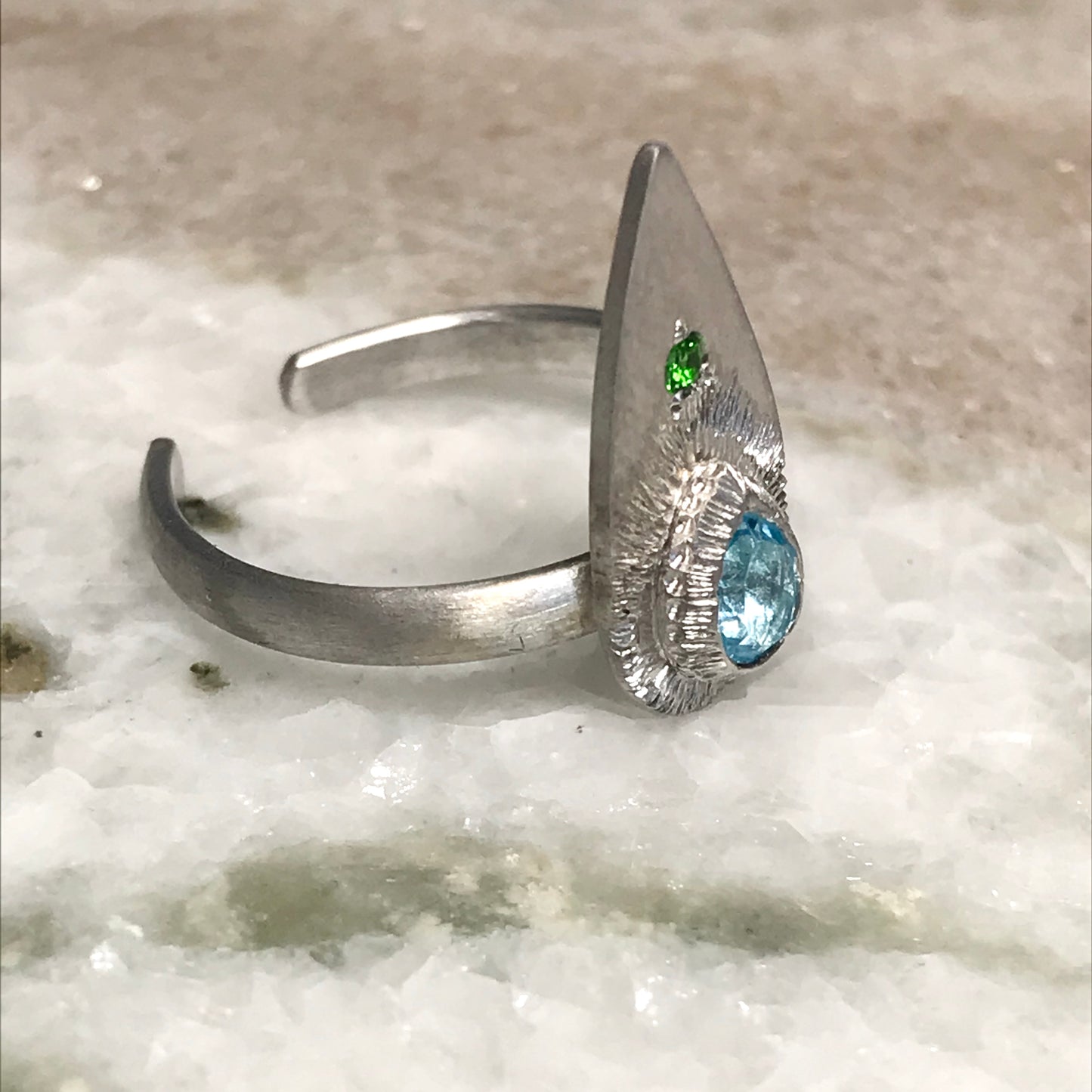 Bague gravée Topaze bleu.