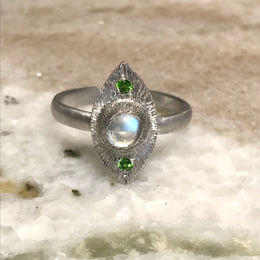Bague gravée et pierre de lune.