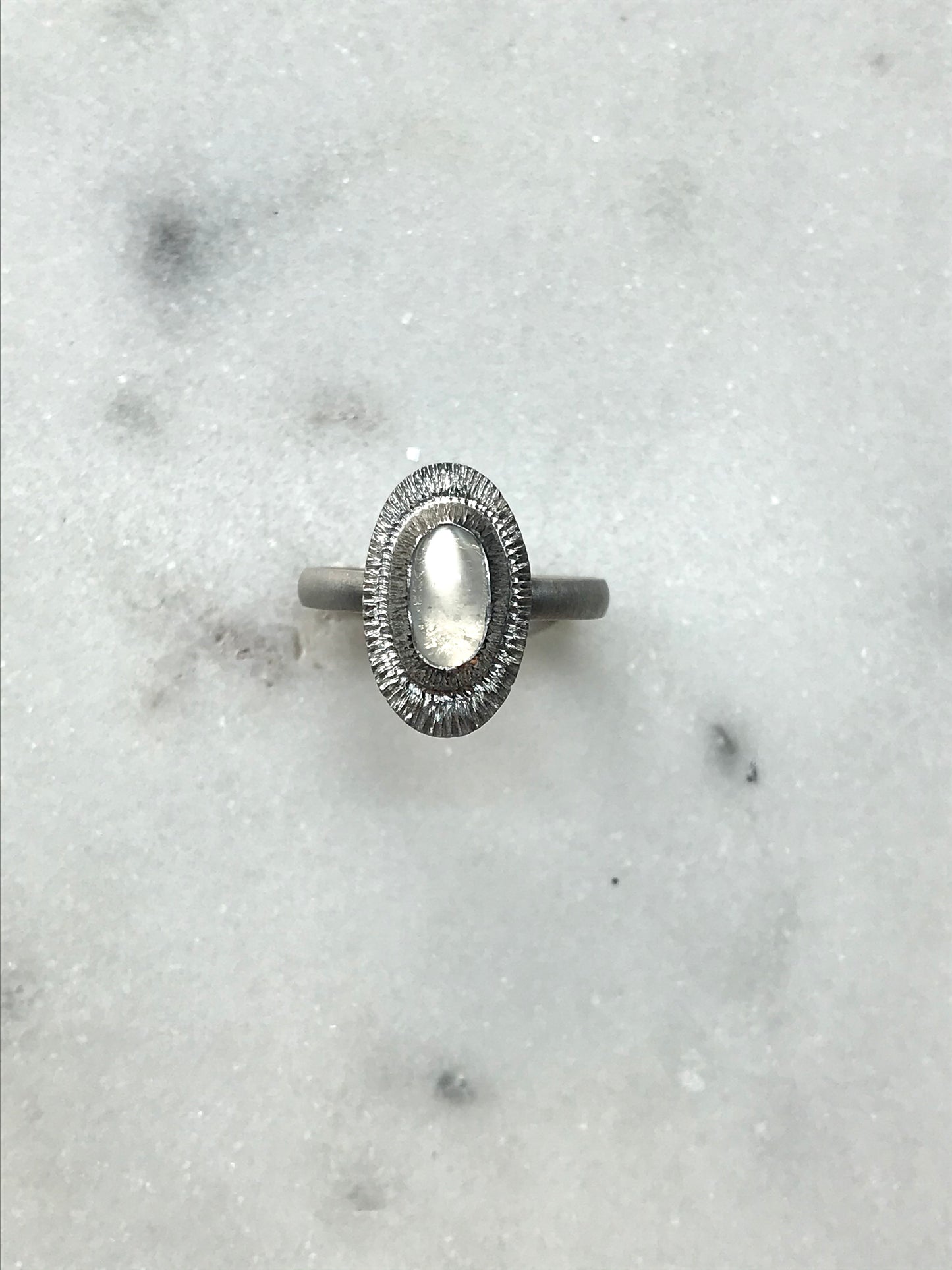Bague gravée et pierre de lune.