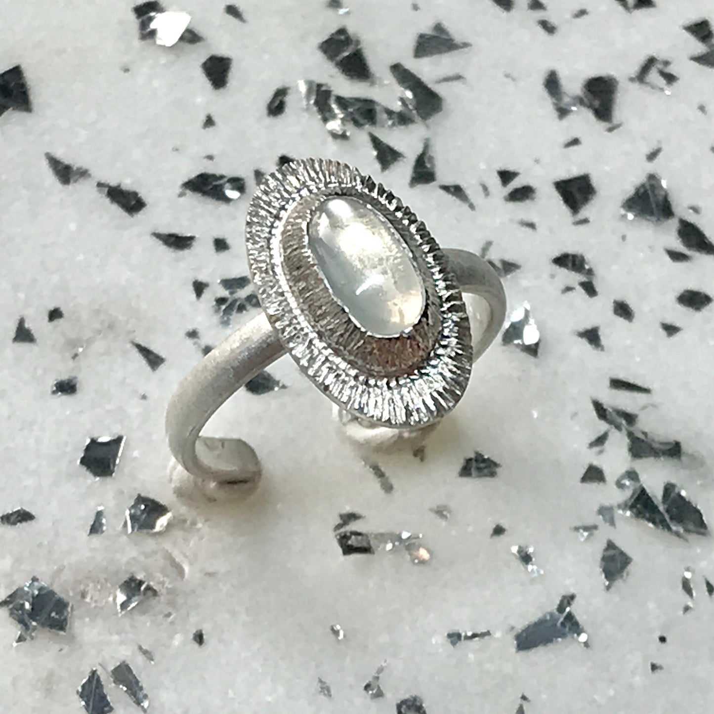 Bague gravée et pierre de lune.