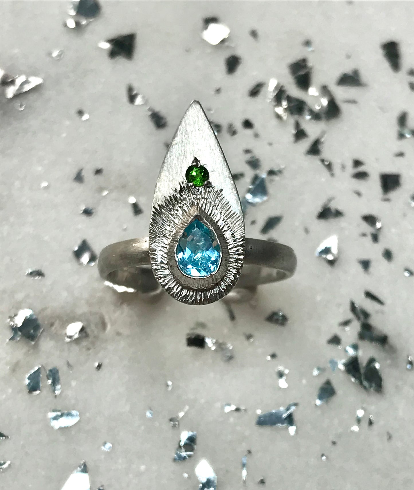 Bague gravée Topaze bleu.