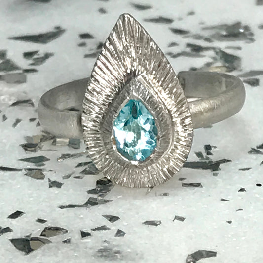 Bague gravée Topaze bleu.