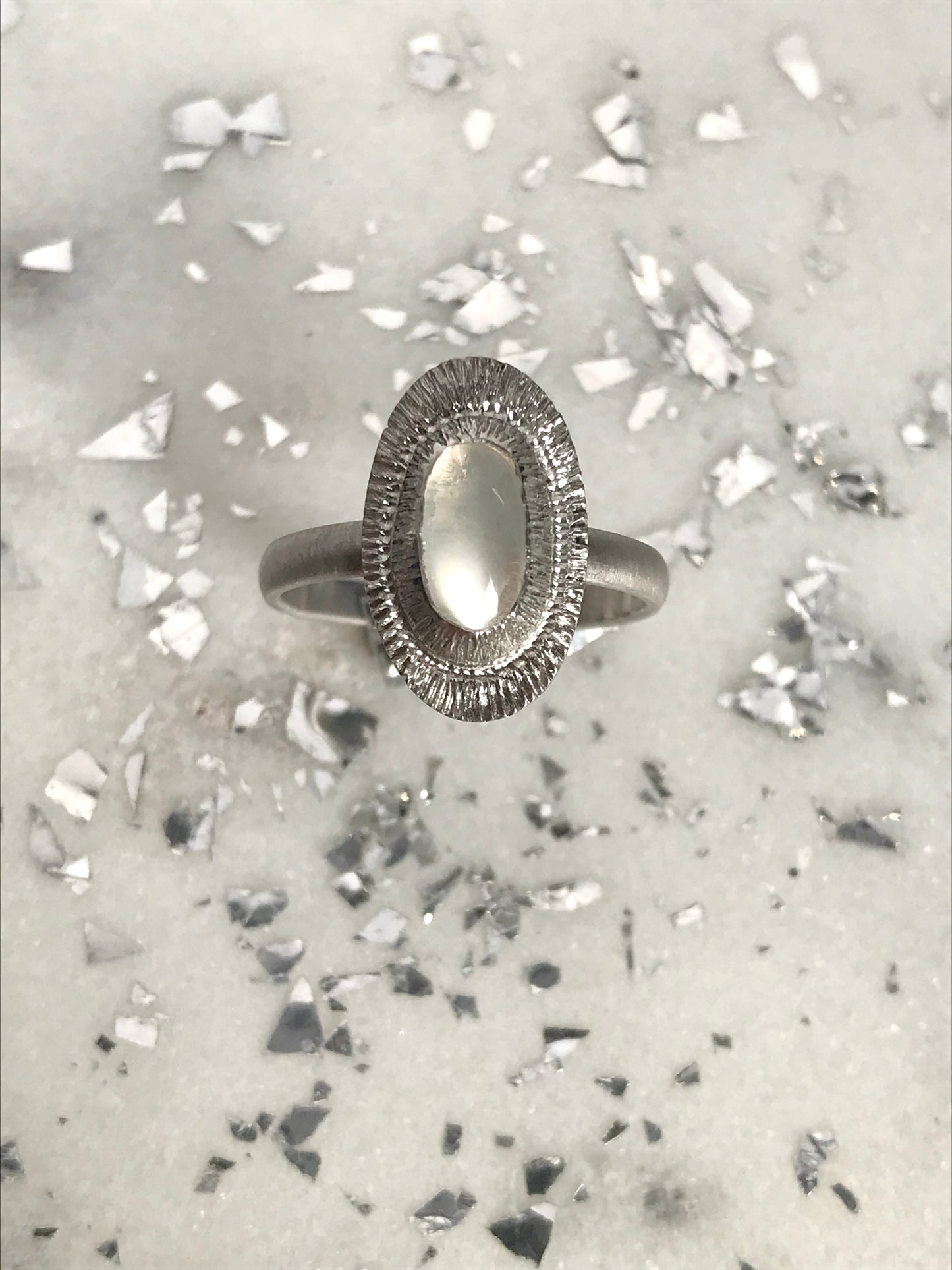 Bague gravée et pierre de lune.
