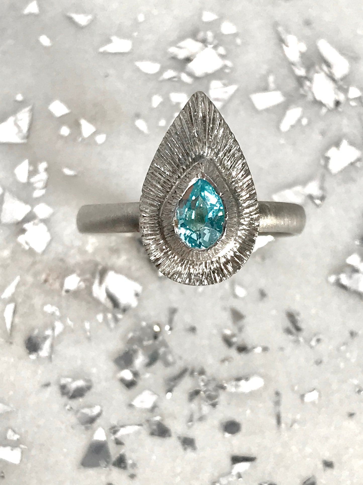 Bague gravée Topaze bleu.
