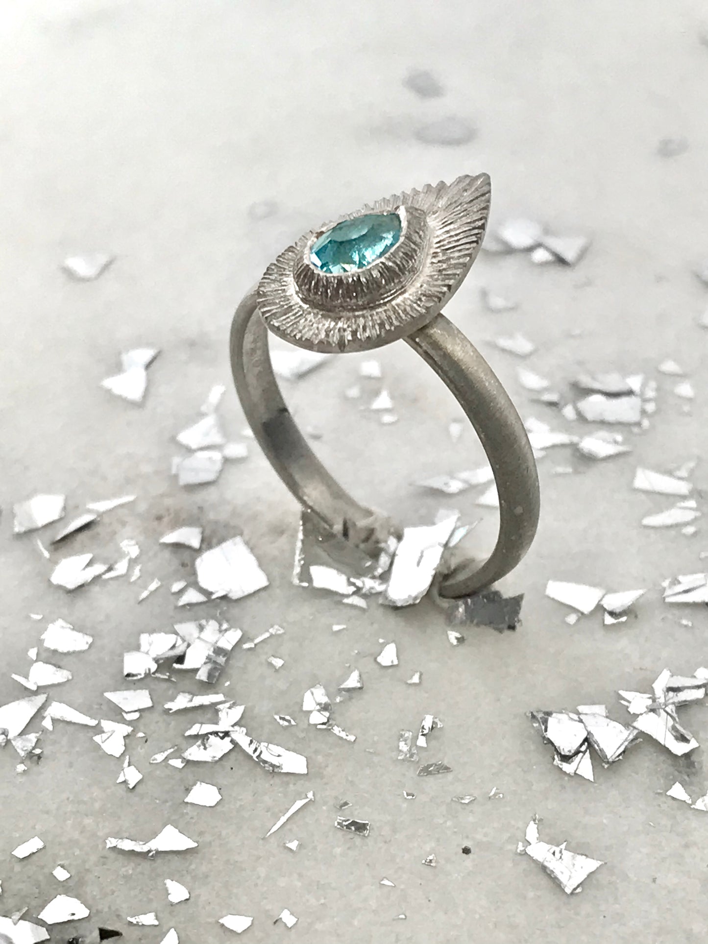 Bague gravée Topaze bleu.