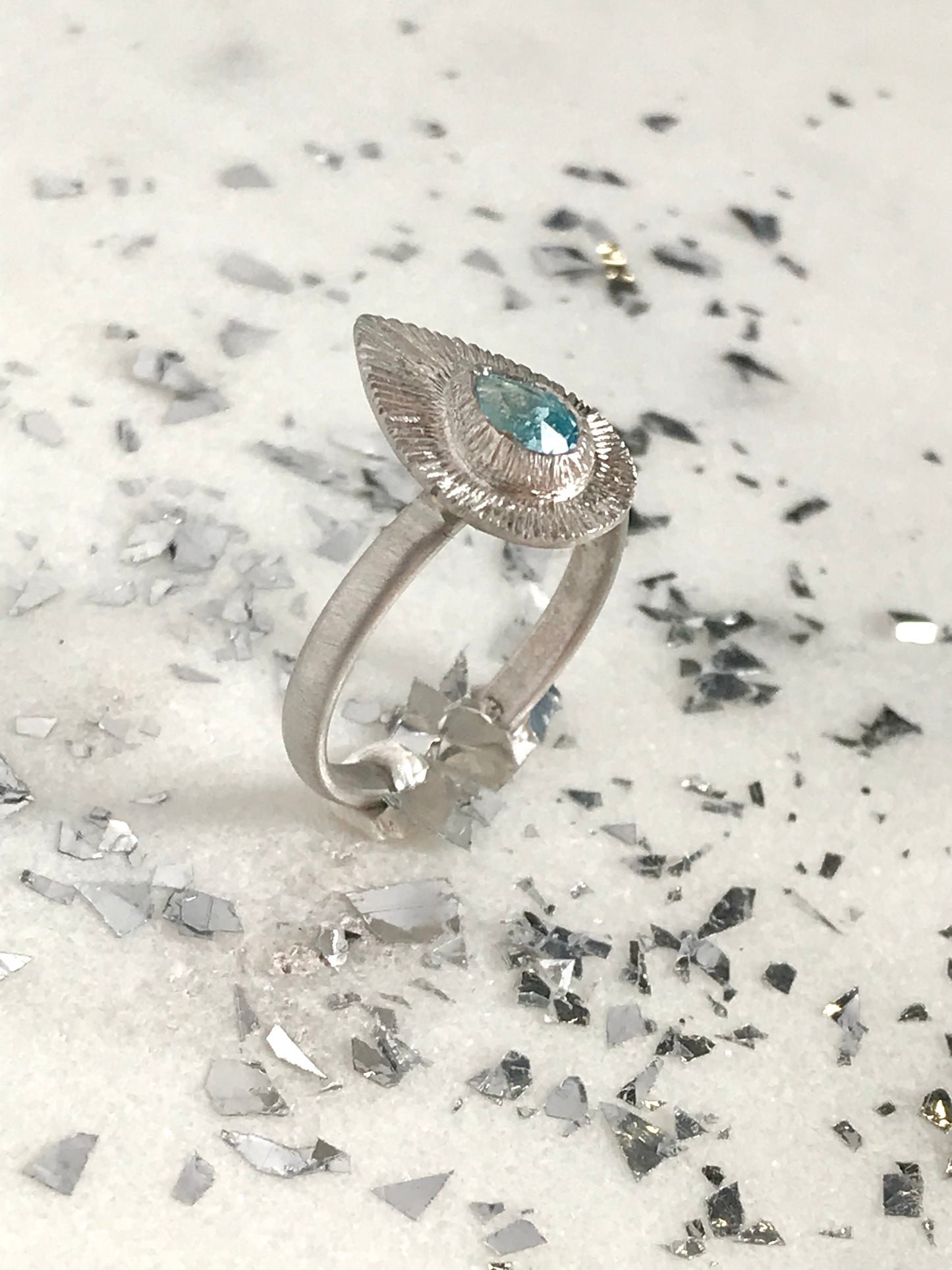 Bague gravée Topaze bleu.