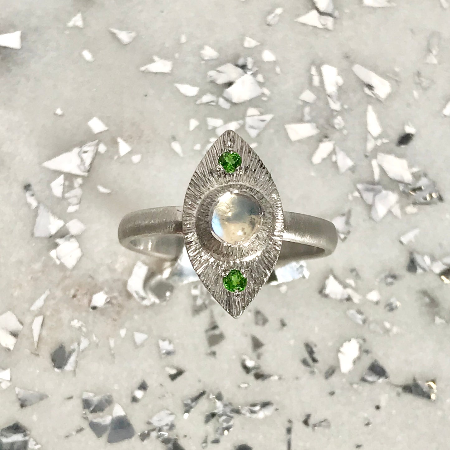 Bague gravée et pierre de lune.
