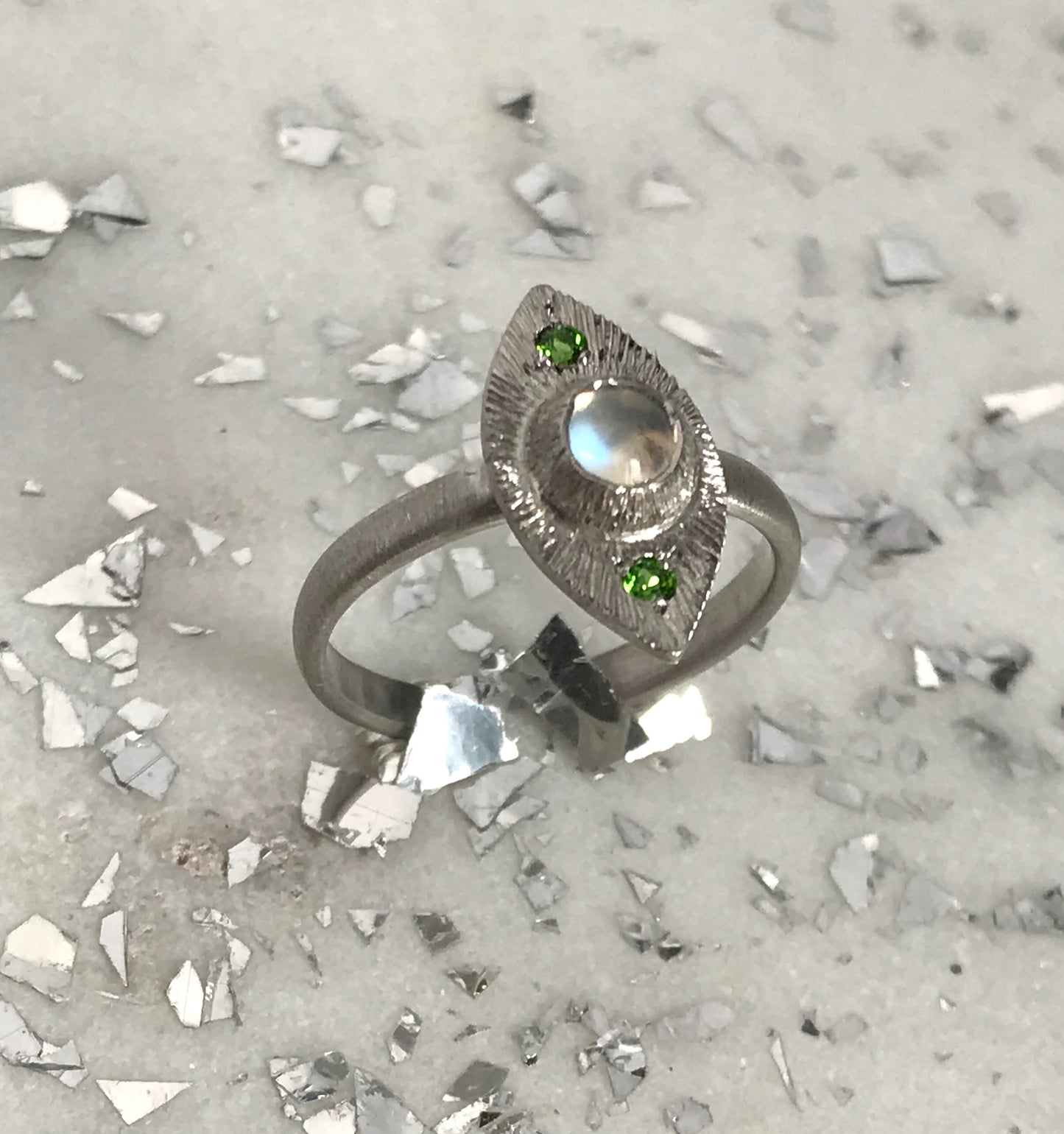 Bague gravée et pierre de lune.