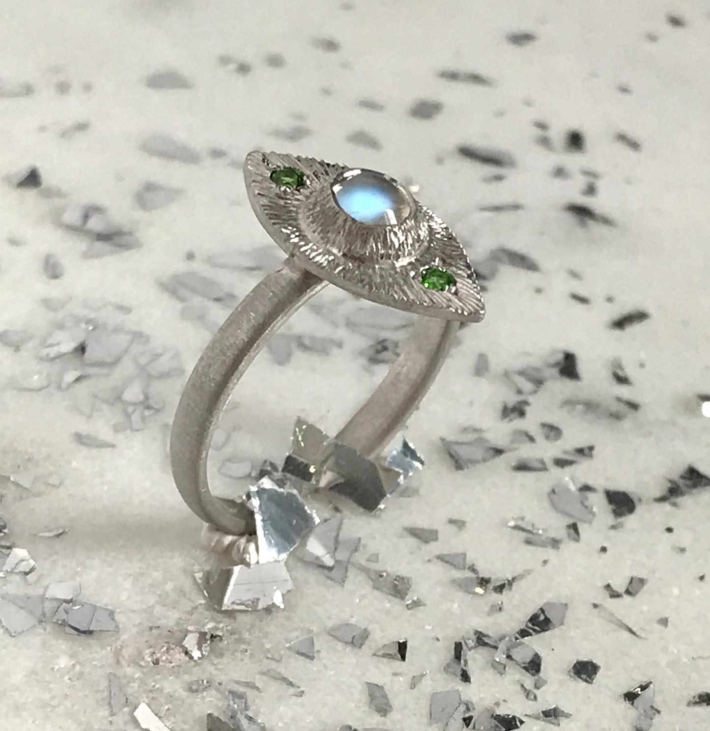 Bague gravée et pierre de lune.