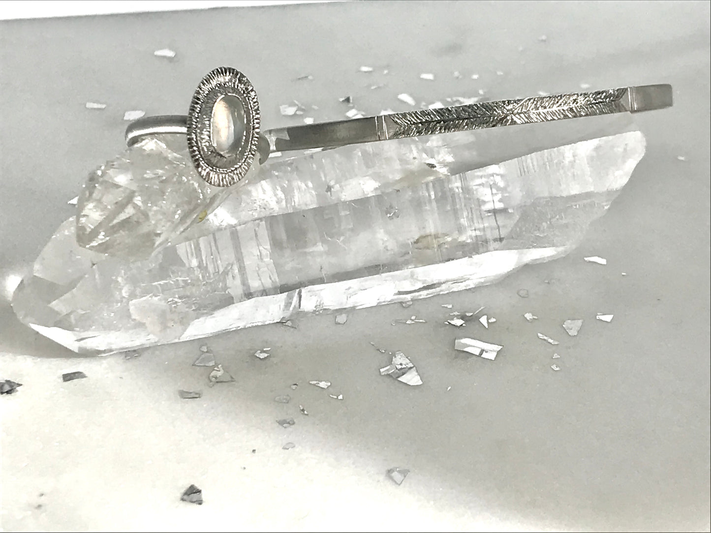 Bague gravée et pierre de lune.
