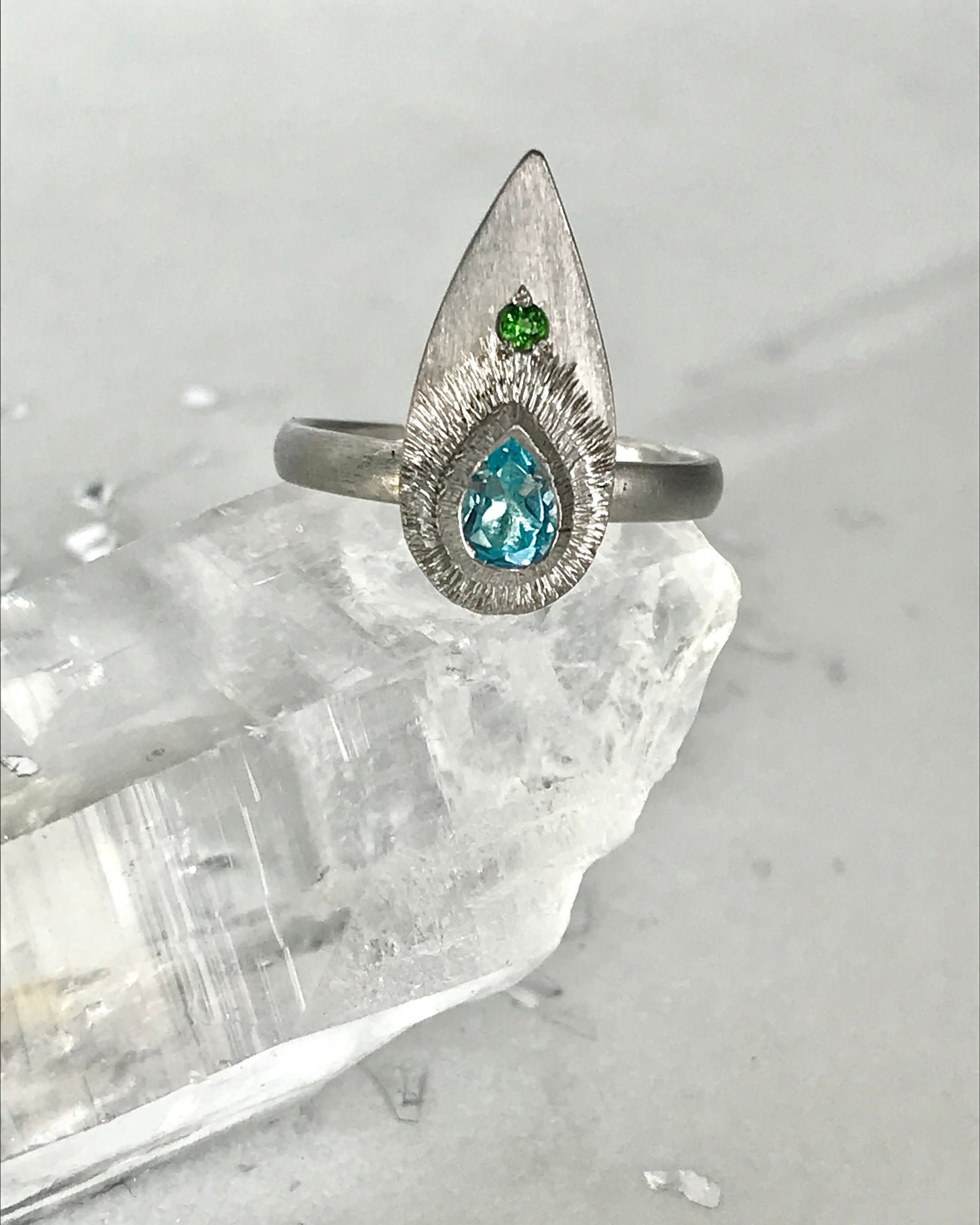 Bague gravée Topaze bleu.