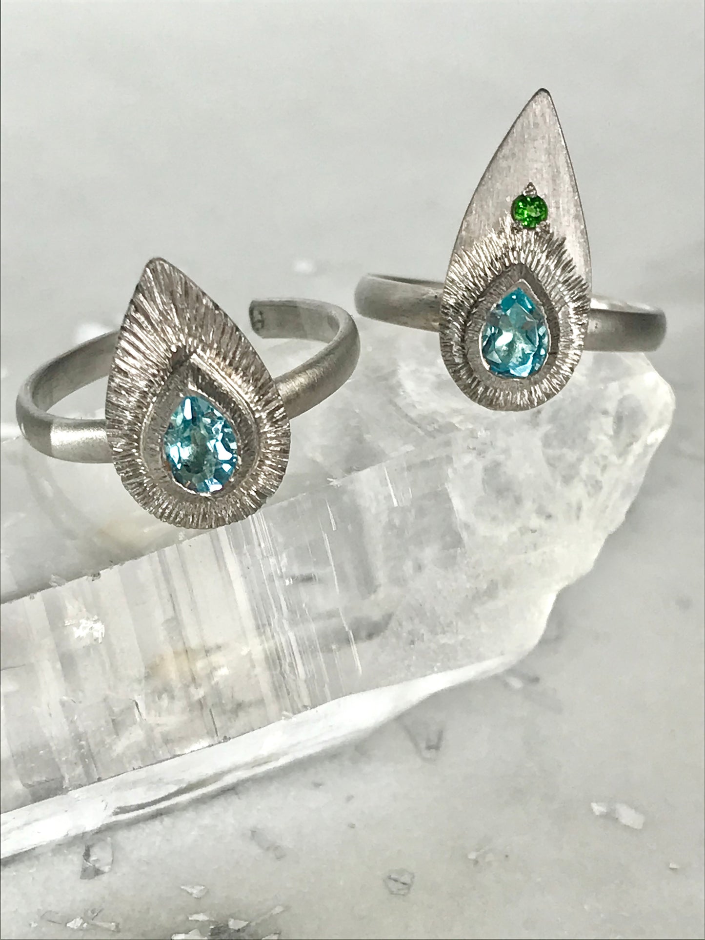 Bague gravée Topaze bleu.