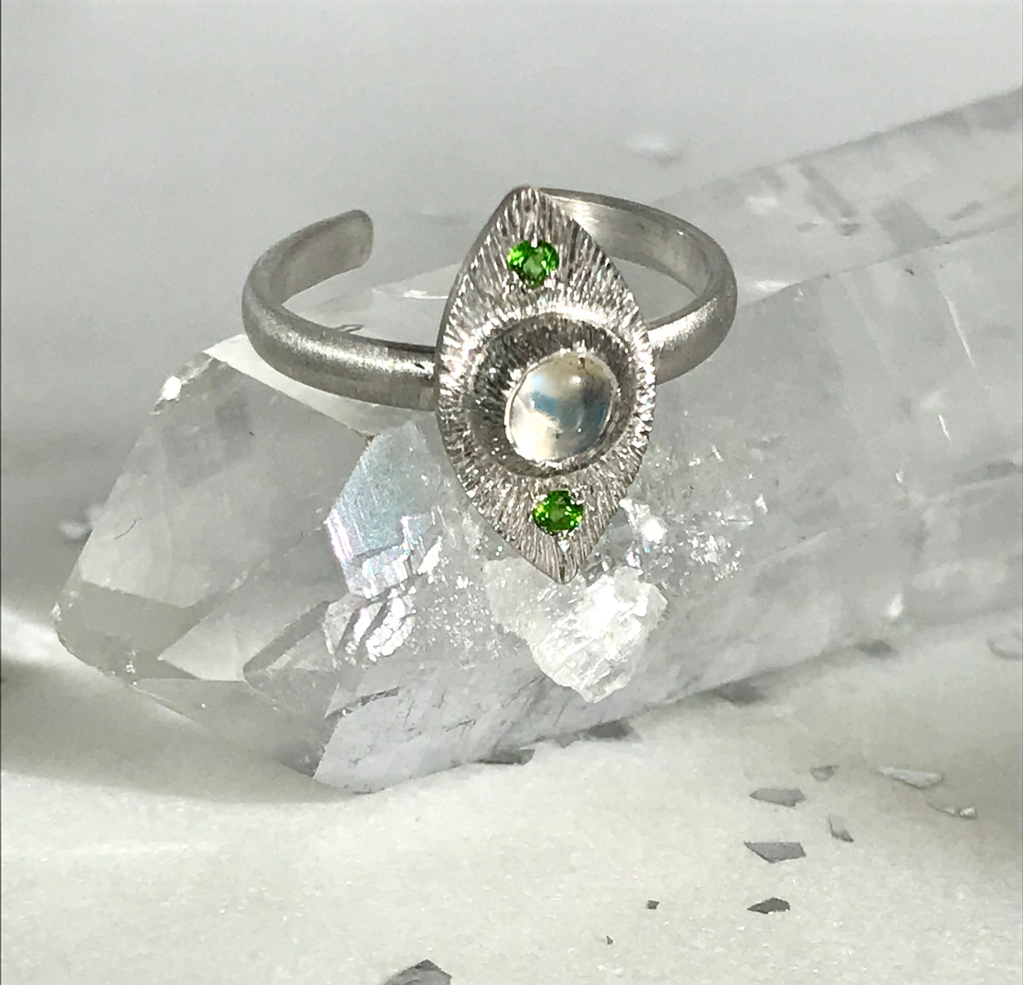 Bague gravée et pierre de lune.