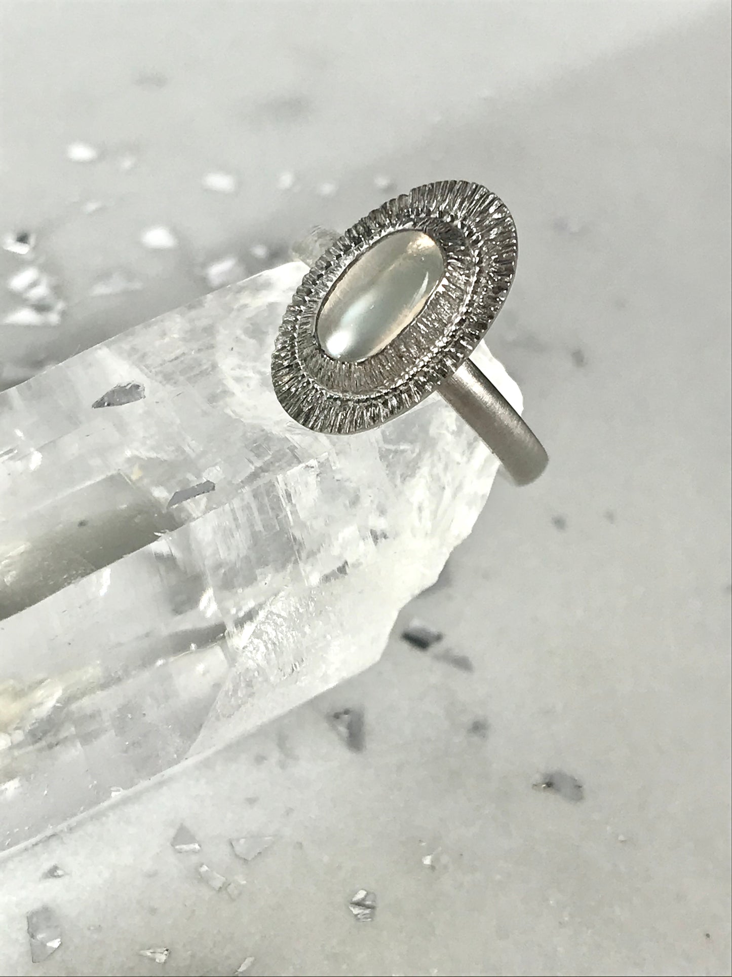 Bague gravée et pierre de lune.