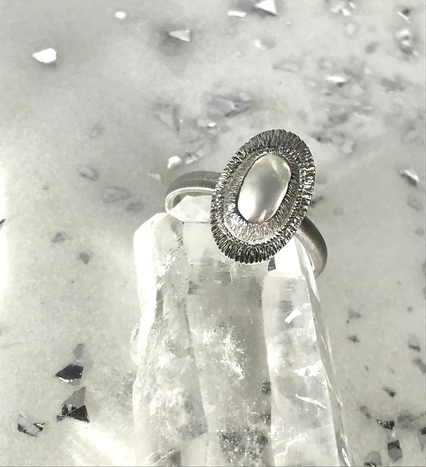 Bague gravée et pierre de lune.