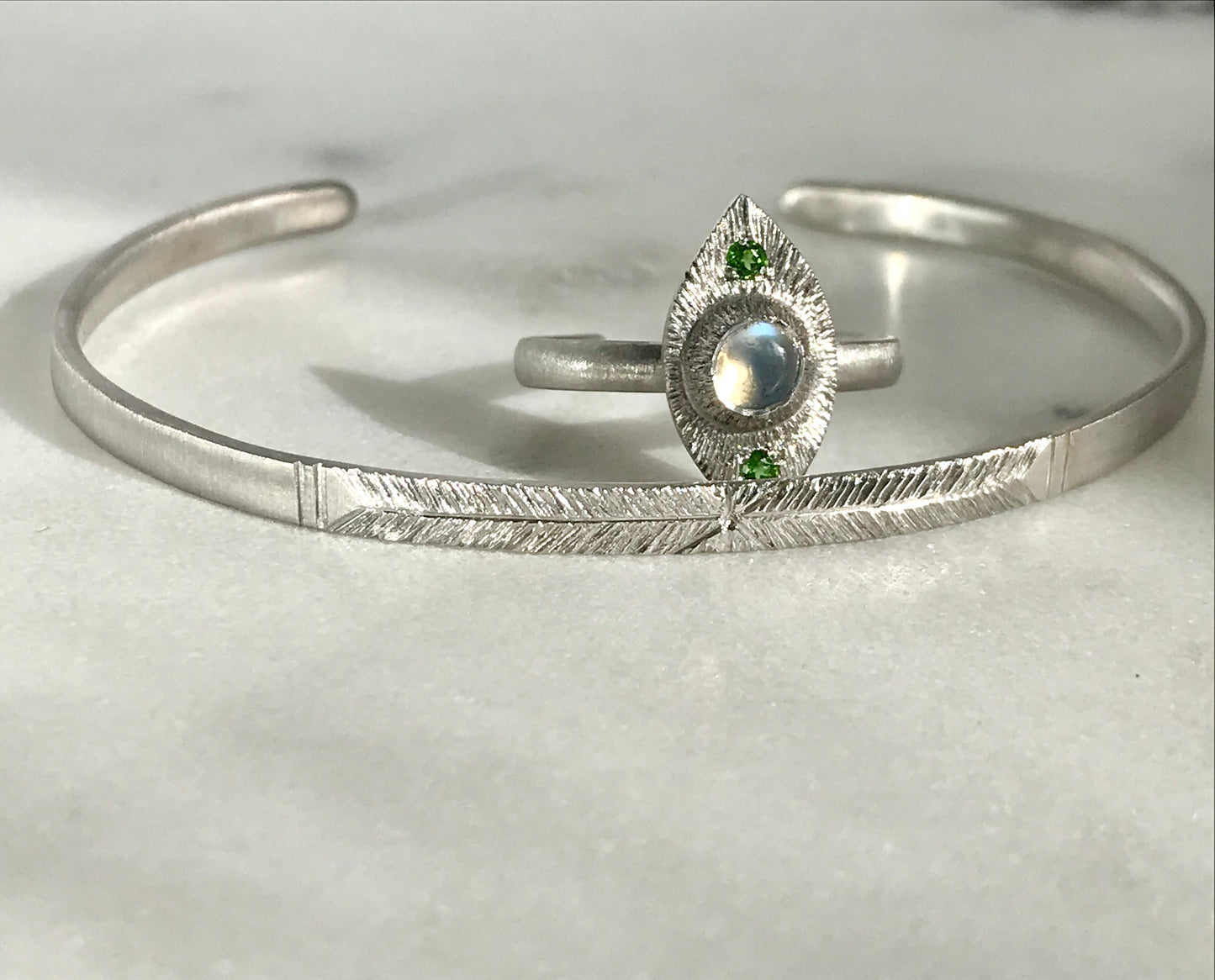 Bague gravée et pierre de lune.