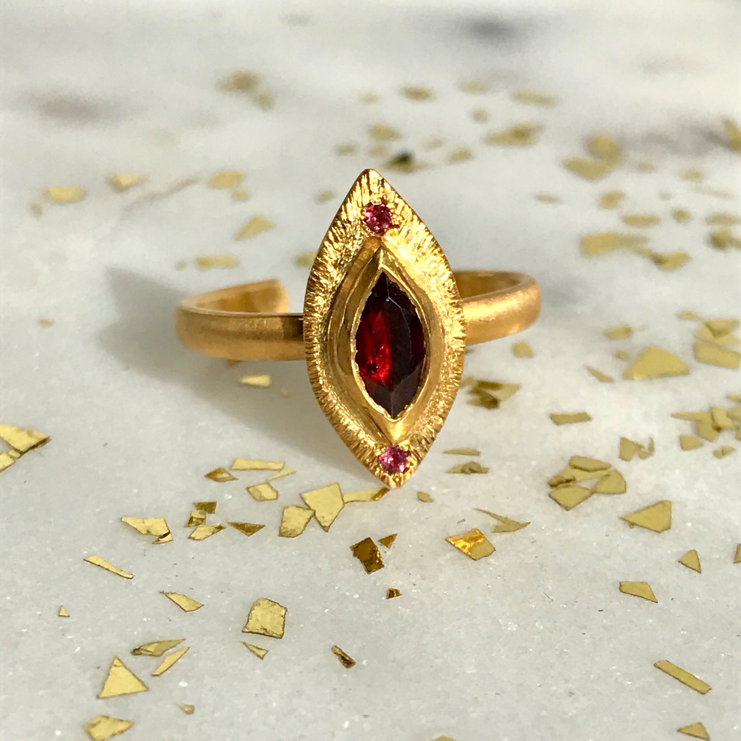 Bague gravée tourmaline rouge et grenat.