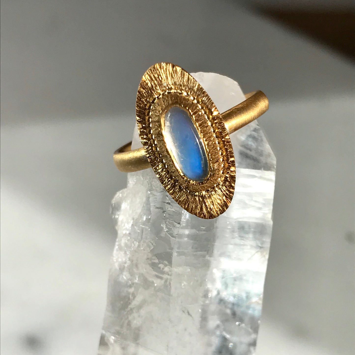 Bague gravée et Pierre de Lune.